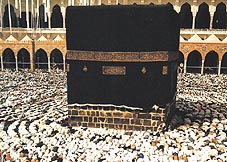 Pèlerins en prière devant la Kaaba Click to view high resolution version