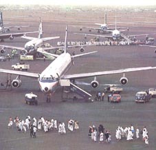 Pèlerins arrivant par avion Click to view high resolution version