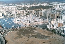 Vue panoramique de la Mosquée du Prophète, la place et le cimetière Baqi’ Click to view high resolution version