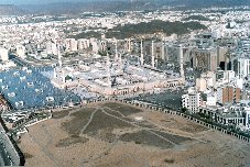 Vue panoramique de la Mosquée du Prophète, la place et le cimetière Baqi’ Click to view high resolution version