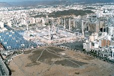 Pilgrim reading the Holy Quran Click to view high resolution version